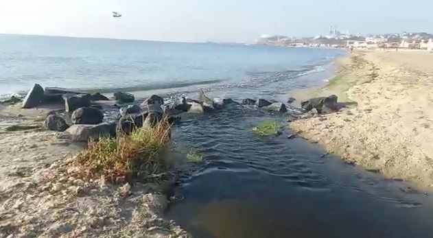 Kınıklı Deresinden Marmara Denizine simsiyah akan pis sular böyle görüntülendi
