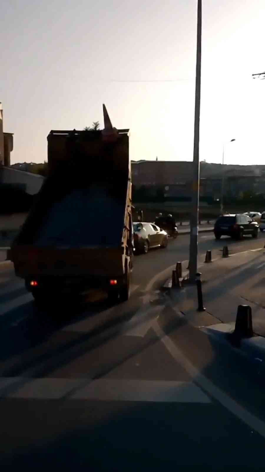 BEDAŞ’a ait kamyonet trafikte damperi açık şekilde ilerledi
