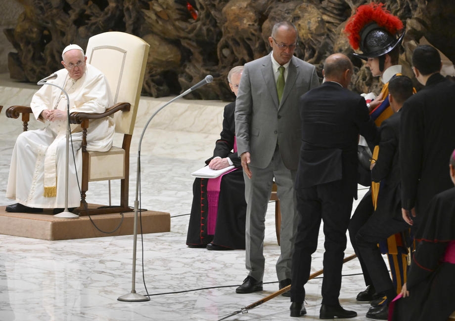 Papa Francis’i korumakla görevli İsviçreli muhafız bayıldı
