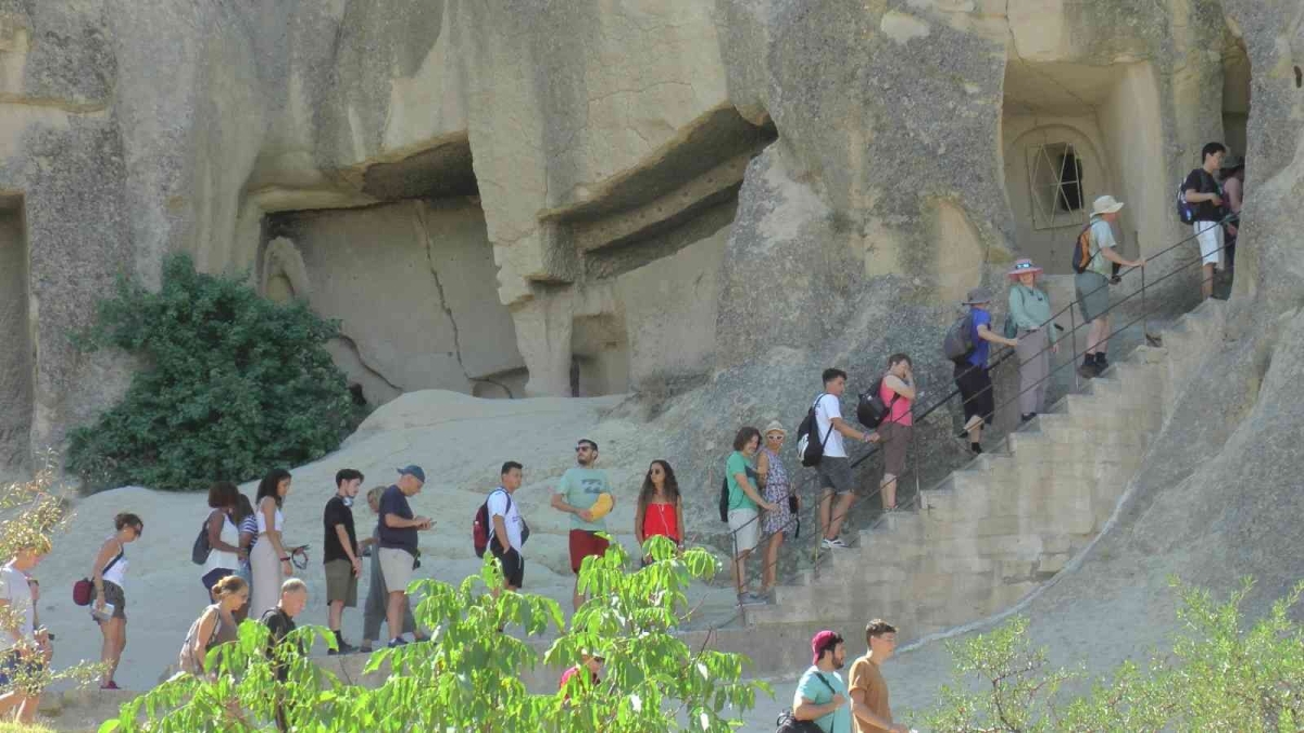 Kapadokya’daki kiliseleri gezmek için dakikalarca sıra beklediler
