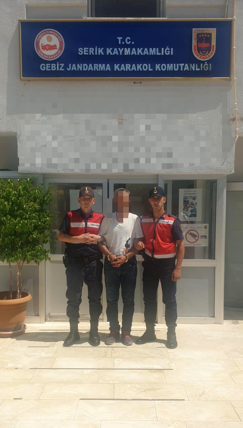 Antalya’da jandarma aranan hükümlüyü baba evinde yakaladı
