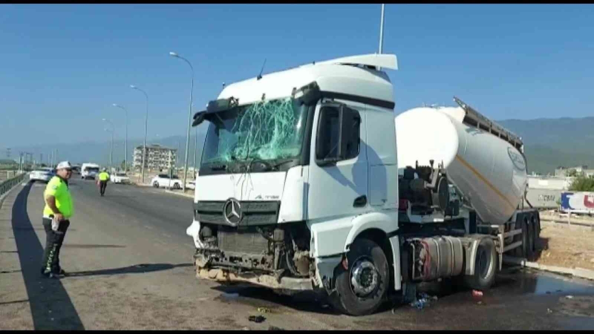 Hatay’da sıkıştırılan beton mikseri kaza yaptı: 1 yaralı
