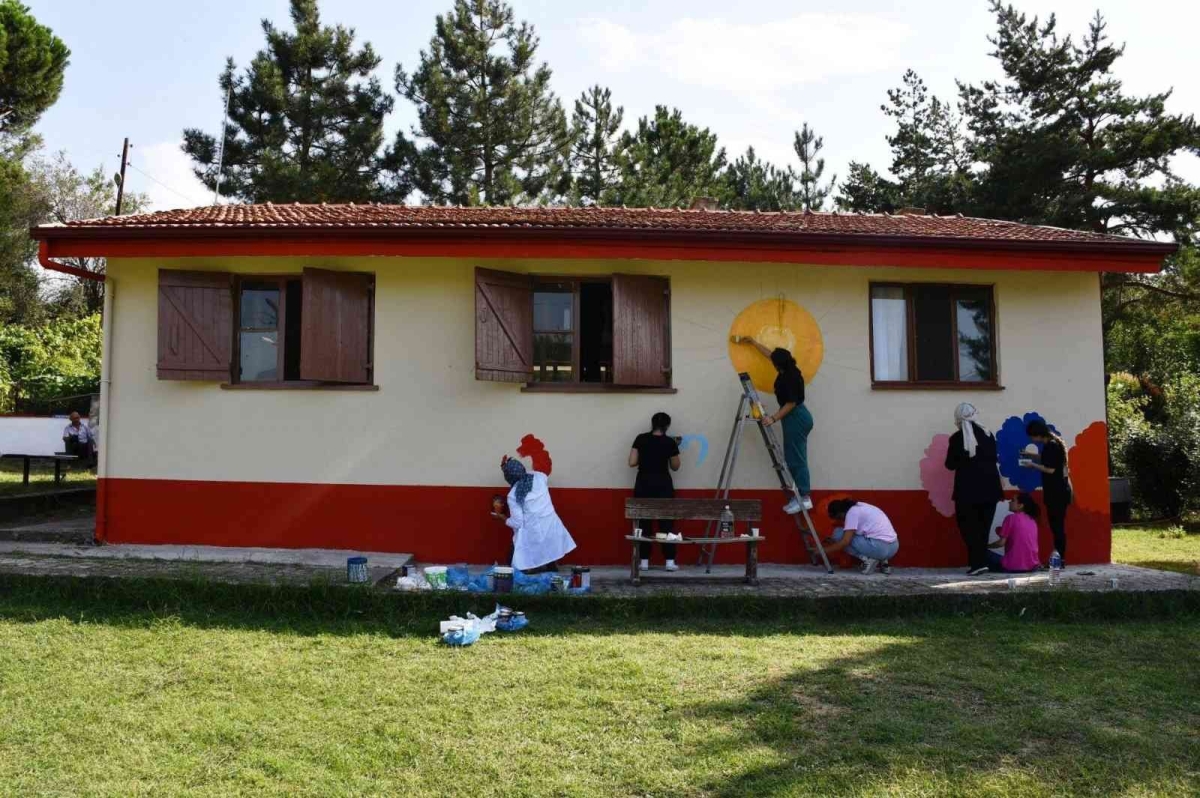 Köy Yaşam Merkezi’nin duvarları lise öğrencileri tarafından boyanarak süslendi
