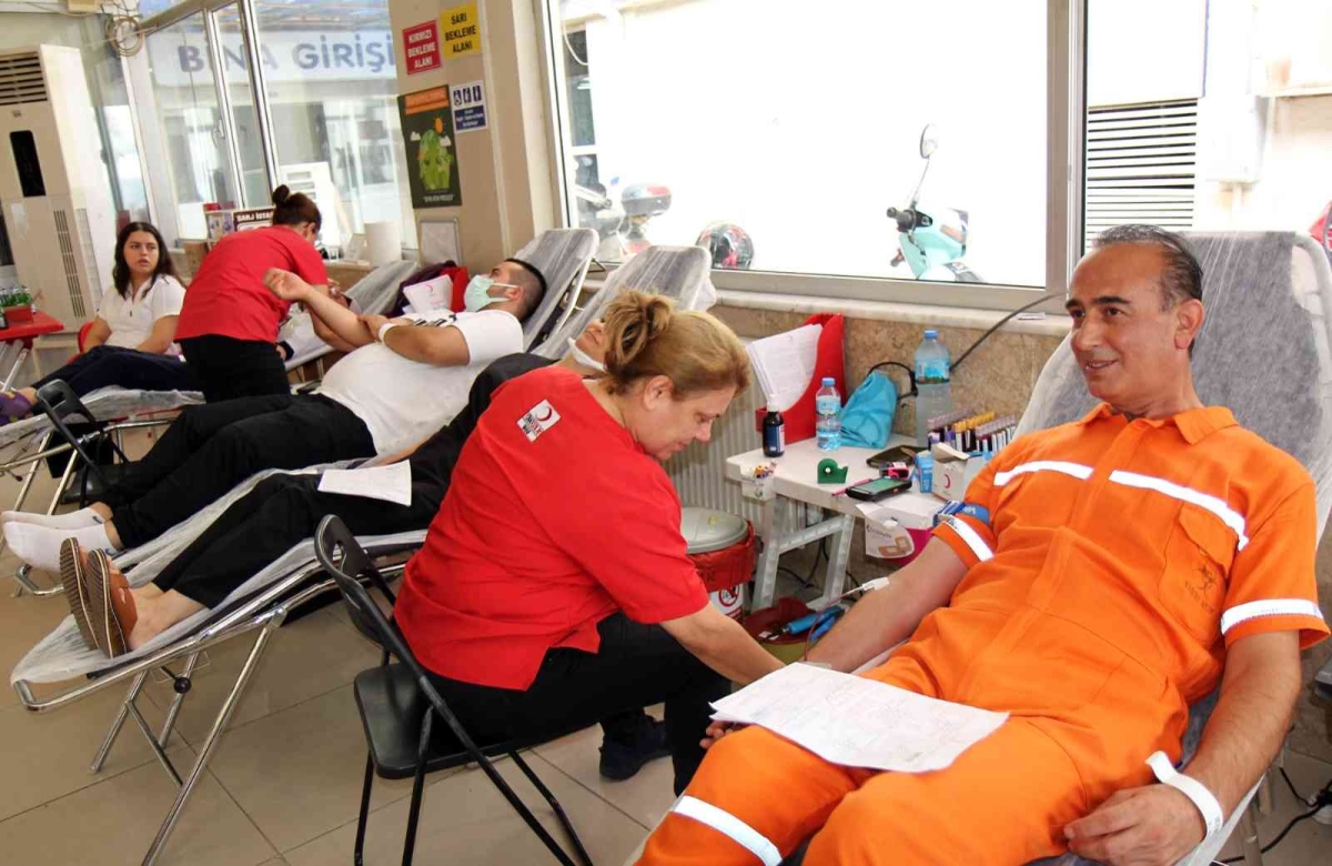 Denizli’de sağlık çalışanları ve vatandaşlar kan bağışında bulundu
