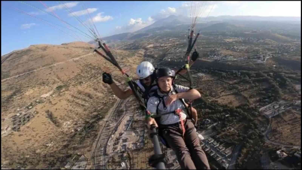 KAYSO Meclis Başkanı Özkaya; yamaç paraşütü ile uçtu
