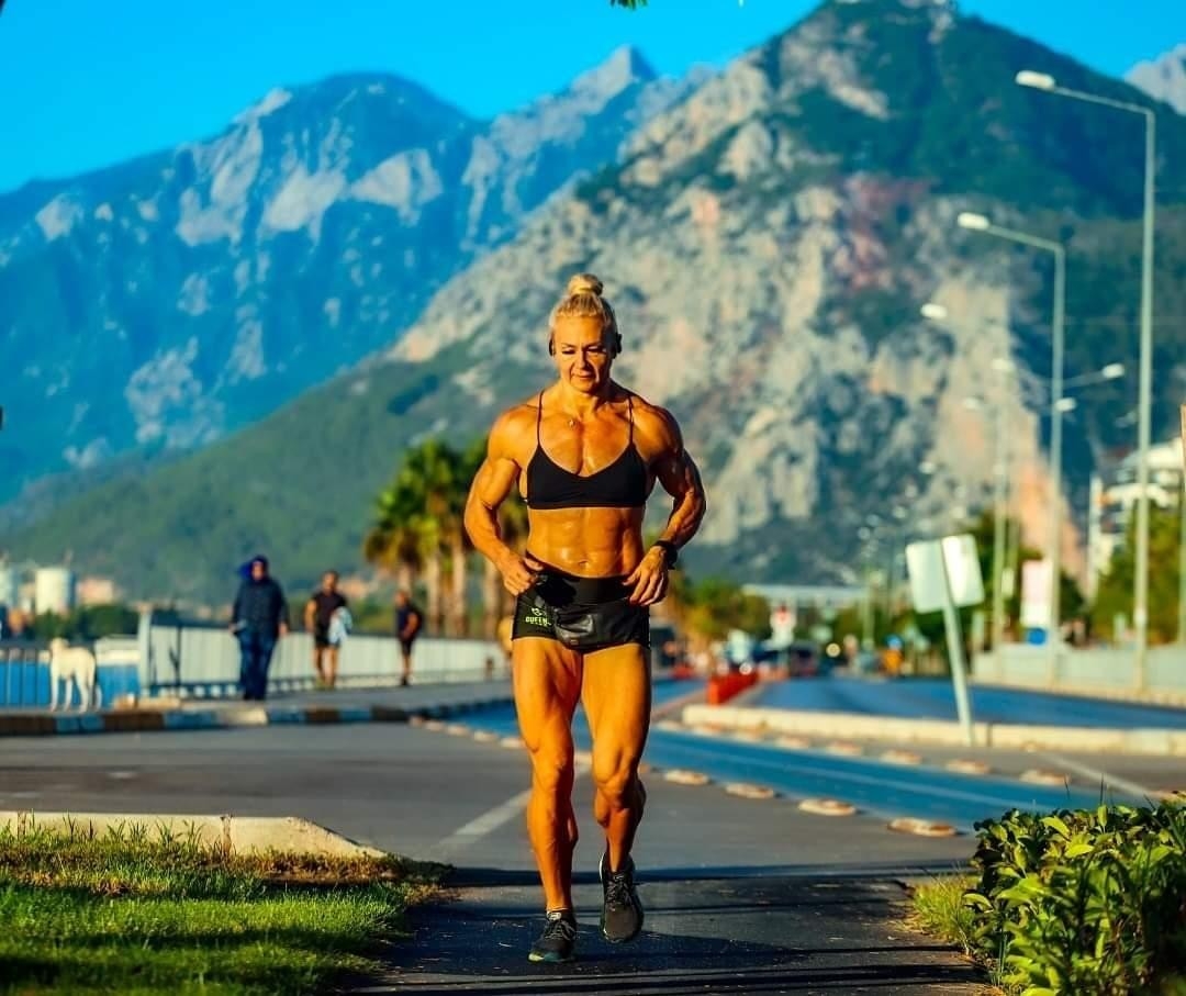Rus asıllı milli fitness sporcusu kadının başarı hikayesi görenleri hayran bıraktı
