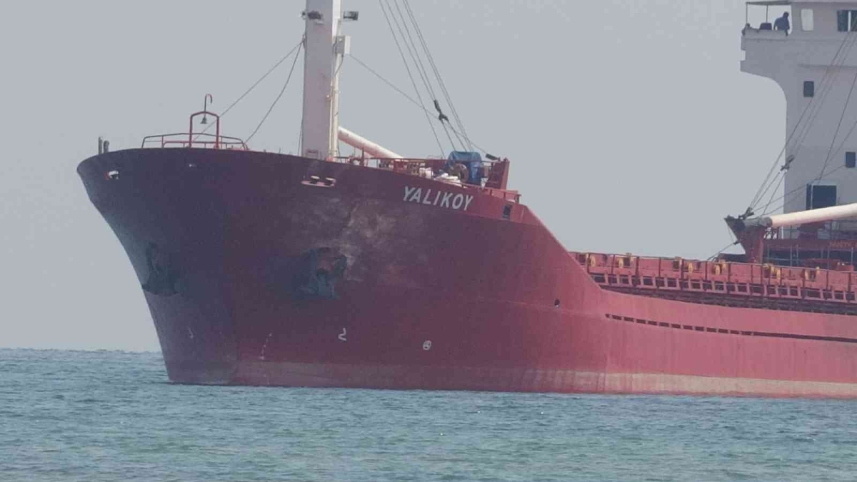 Çanakkale açıklarında karaya oturan gemi kurtarıldı
