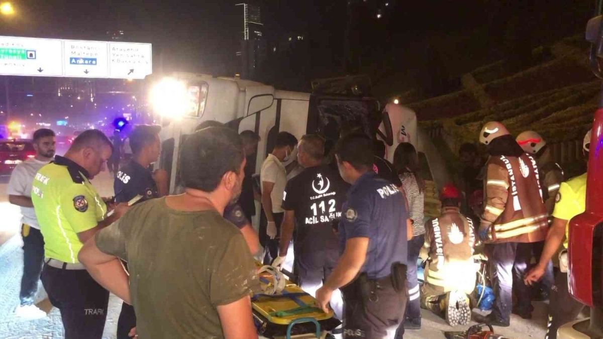 Ataşehir’de minibüsle çarpışan beton mikseri devrildi: 2 yaralı
