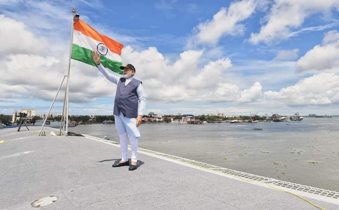 Hindistan’ın ilk yerli uçak gemisi denize indirildi
