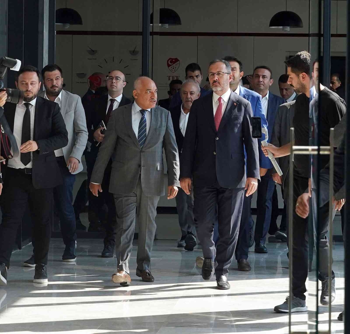Bakan Kasapoğlu, TFF saldırısına ilişkin iki kişinin daha gözaltına alındığını söyledi
