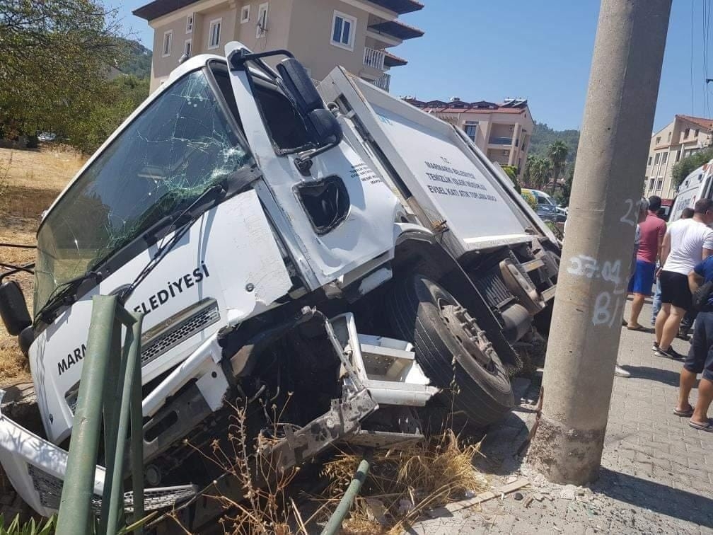 Marmaris’te çöp kamyonu kaza yaptı: 3 yaralı
