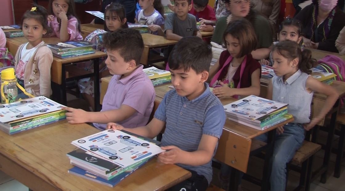 Sultangazi’de Toplum Destekli Polisler, çocukların okul heyecanına ortak oldu
