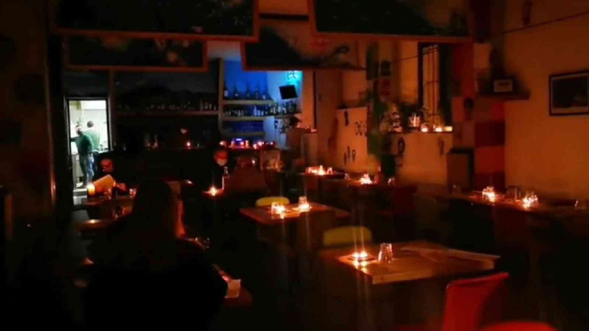 İtalya’da restoran, yüksek elektrik faturası nedeniyle mum yaktı
