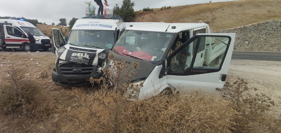 Tokat’ta yolcu minibüsü ile kamyomet çarpıştı: 4 yaralı
