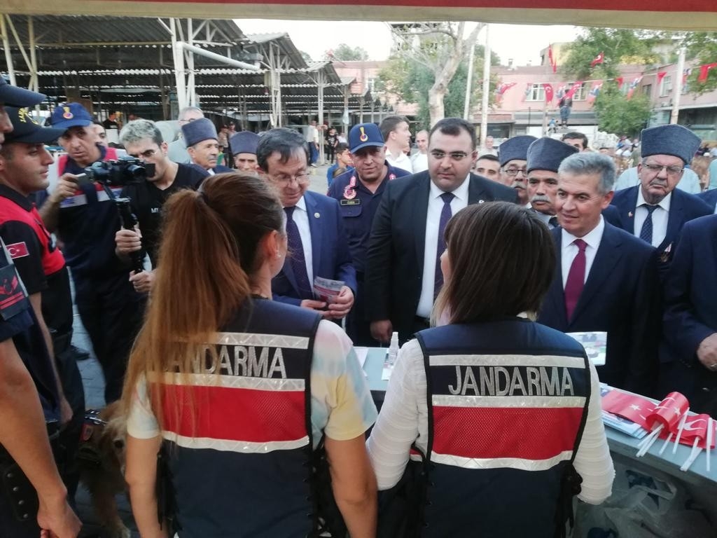 Jandarmanın Buharkent’teki standına ilgi yoğun oldu
