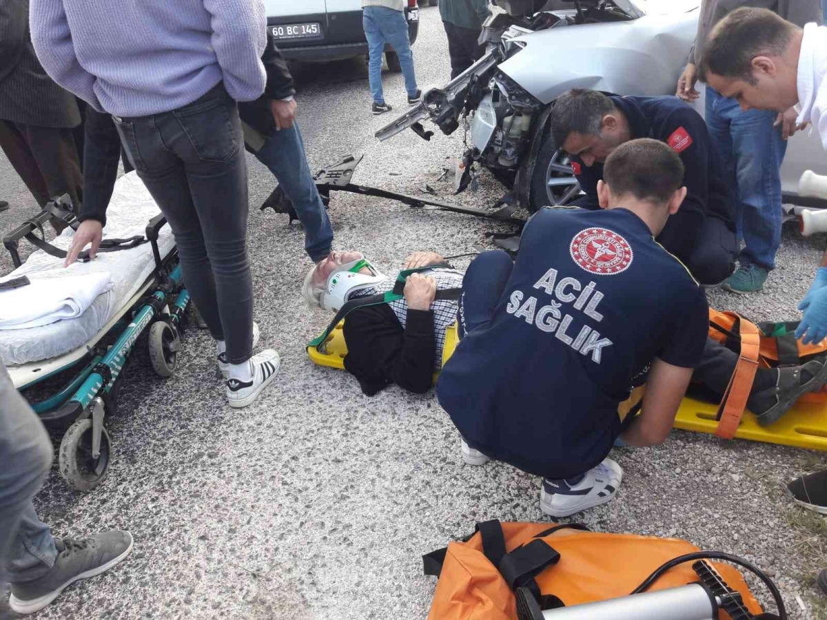 Tokat’ta iki otomobilin çarpıştığı kazada 4 kişi yaralandı
