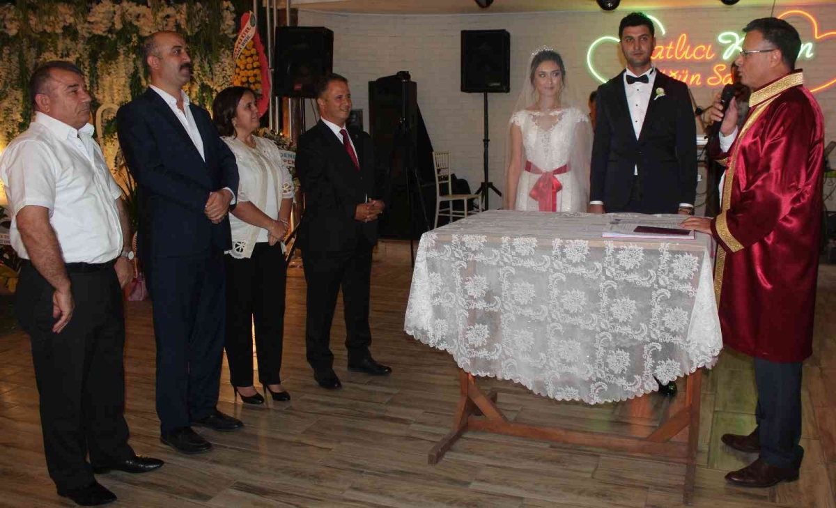 Polis çiftin nikahını Başkan Öküzcüoğlu kıydı

