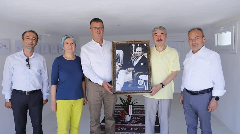 Başkan Öküzcüoğlu, Sarıgöllü karikatüristin sergini gezdi
