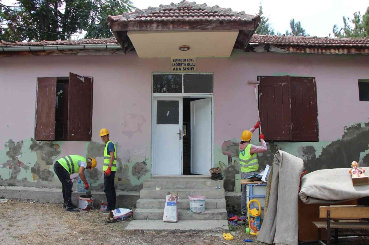 Amasya’da köy okullarını gönüllü liselilerin ’tamir takımı’ boyadı

