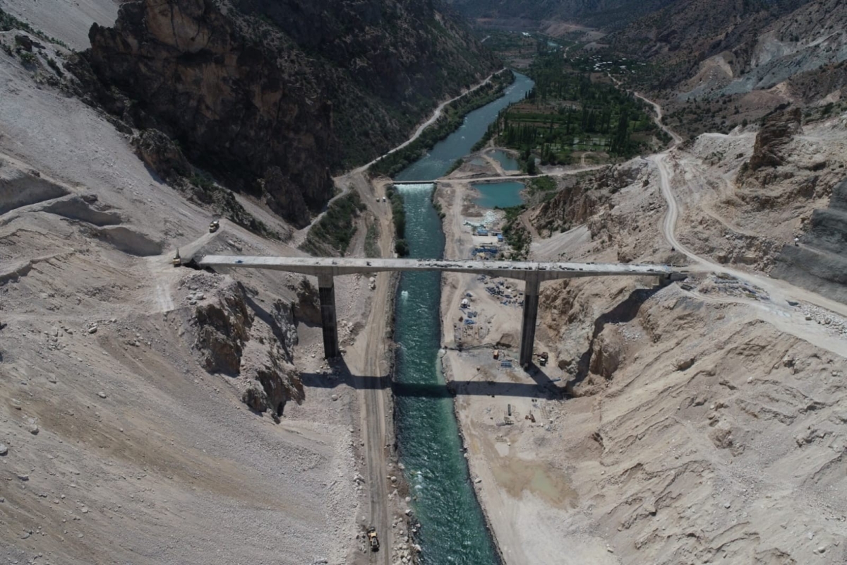 Türkiye’nin en yüksek barajından etkilenen köy yolları yeniden yapılıyor
