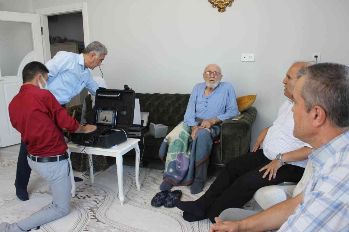 Hasta ve yaşlılara “evde nüfus cüzdanı” hizmeti devam ediyor
