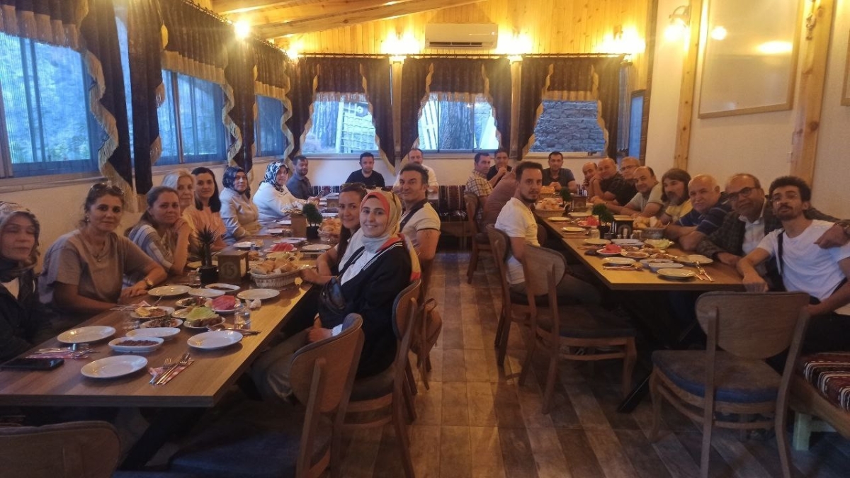Osmancık’ta okul müdüründen öğretmenlere yemekli kutlama
