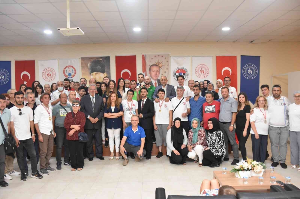 Afyonkarahisar’da görme engelliler satranç turnuvası tamamlandı
