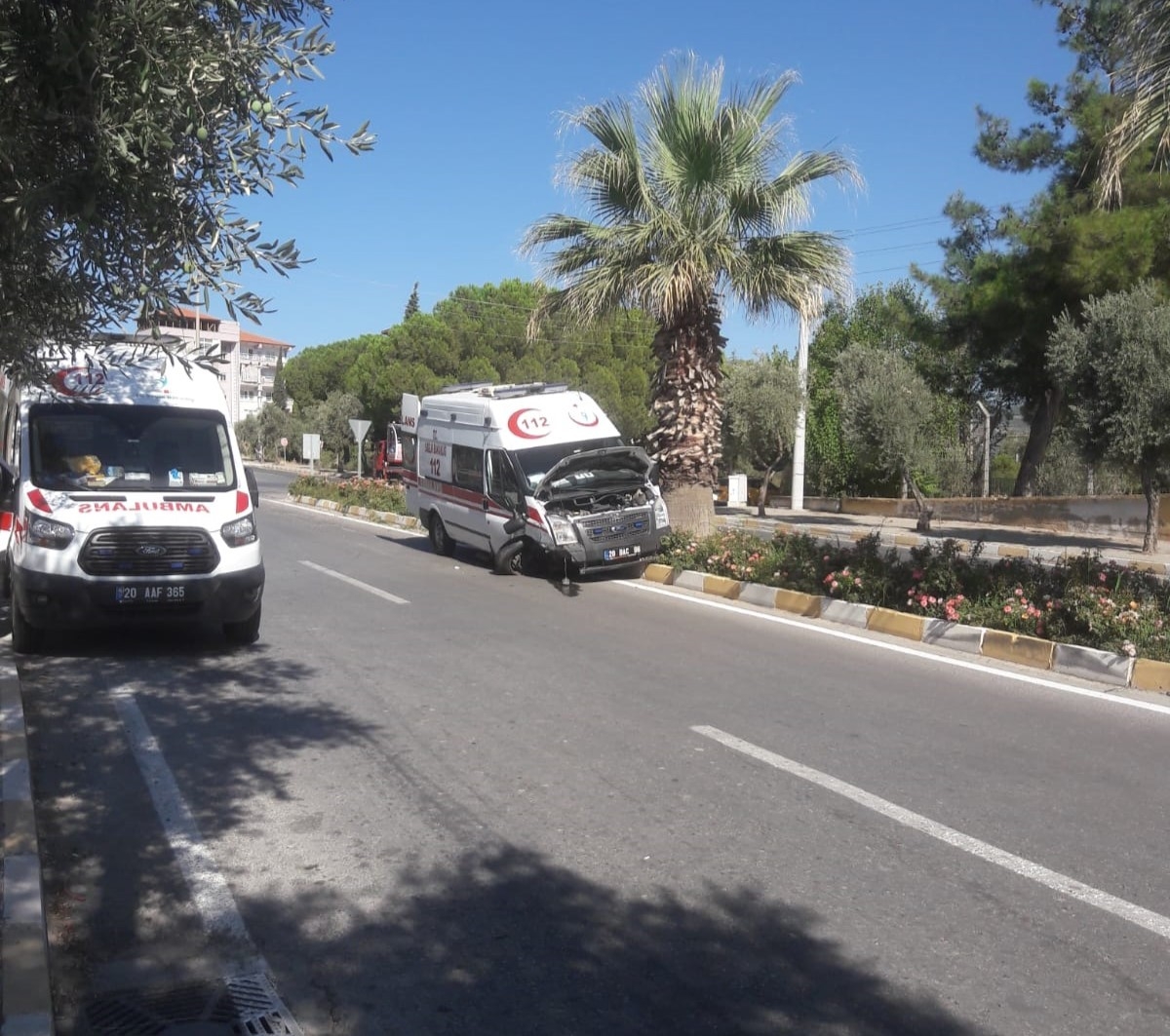 Ambulans park halindeki araca çarptı, sürücü ölümden saniyelerle kurtuldu
