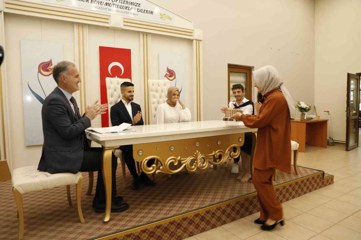 Bursa’da nikah masasında doğum günü sürprizi

