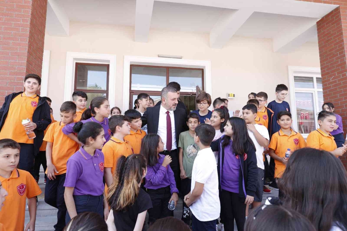 Sincan Belediye Başkanı Ercan öğrencilerin ilk ders zili heyecanına ortak oldu
