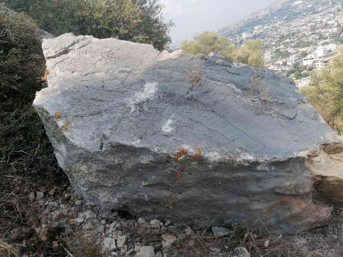Kozan Kalesi’nde kopan kaya parçası korkuttu
