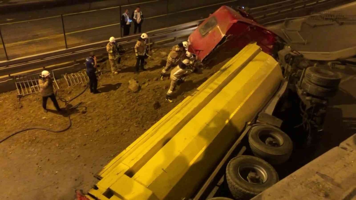 Kadıköy çevre yolunda freni boşalan hafriyat yüklü kamyon yola devrildi
