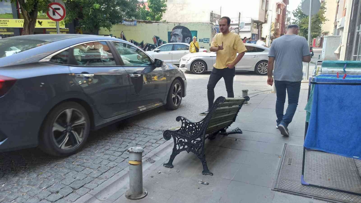 Beton mikserinin çarptığı bank kullanılmaz hale geldi
