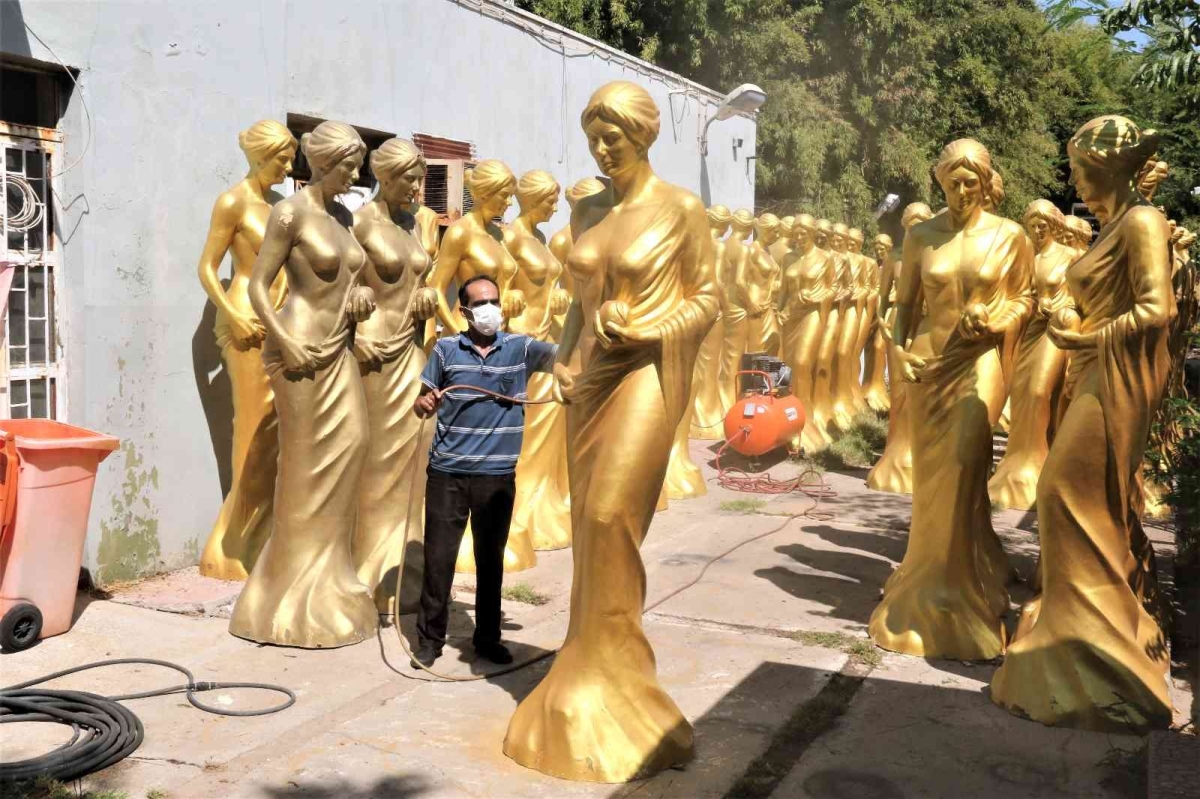Depoda muhafaza edilen Altın Portakal heykellerini altın sarısına boyama işlemleri tamamlandı
