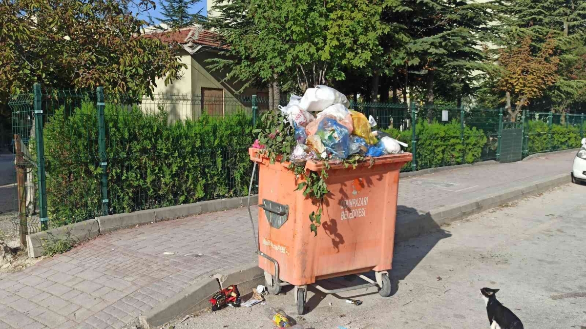 Vatandaşın kırık çöp konteyneri ile imtihanı
