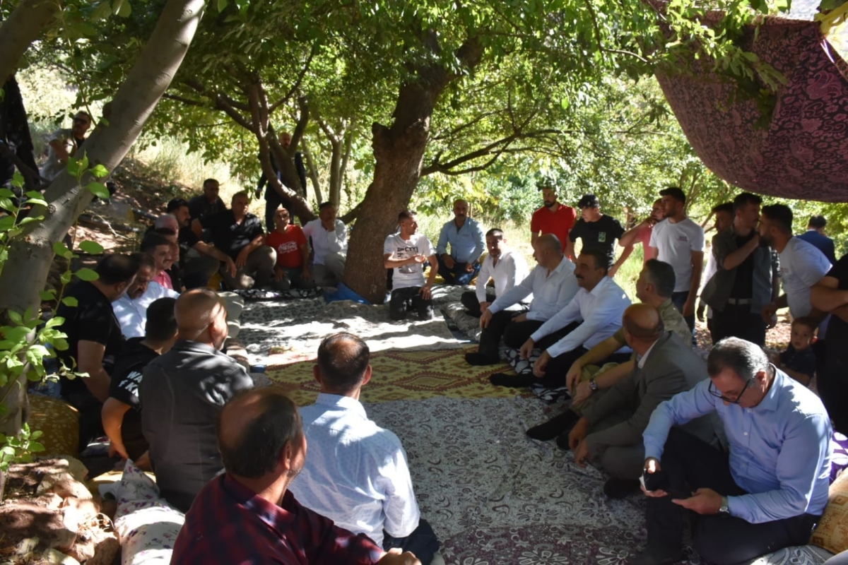 Siirt Valisi Hacıbektaşoğlu, köy şenliğinde vatandaşlarla bir araya geldi
