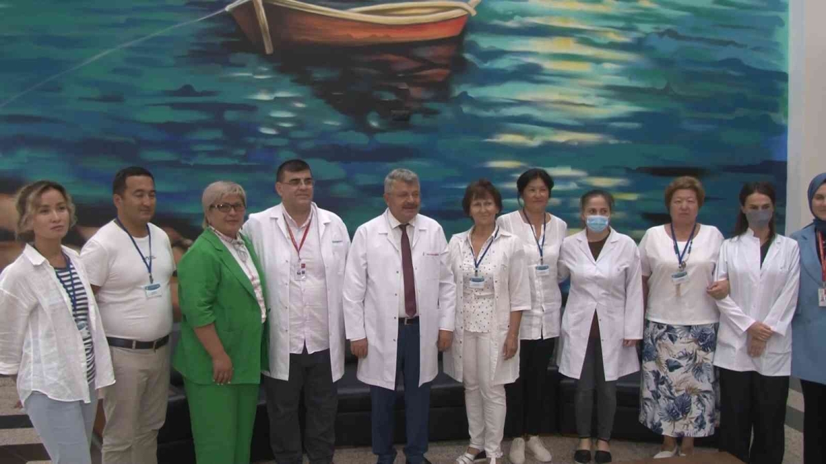 Kazakistanlı hekimler, Türkiye’de aldıkları eğitim sonrası sertifikalarına kavuştu
