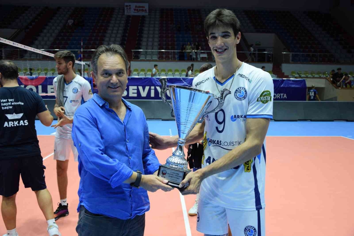 8. TSYD İzmir Voleybol Turnuvası’nda kazanan Arkasspor
