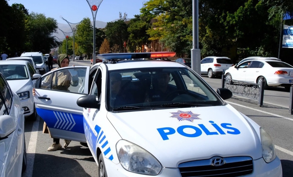 Erzincan polisi KPSS’ye geç kalmakta olan öğrenciyi 15 dakika kala sınava yetiştirdi
