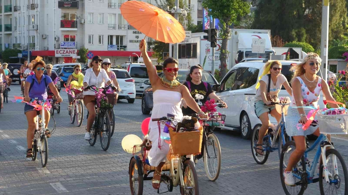 Fethiye’de ’Süslü Kadınlar Bisiklet Turu’ renkli görüntülere sahne oldu
