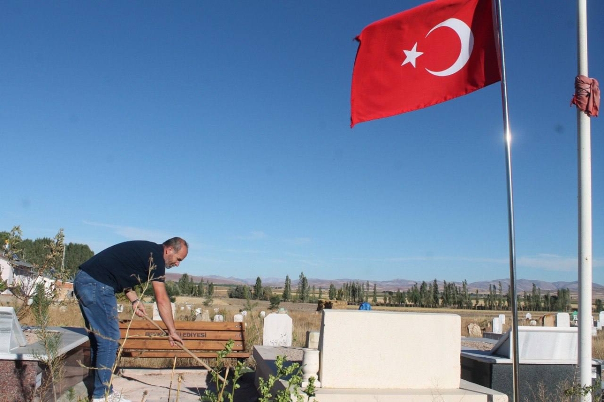 Şehit kardeşinin mezarına 28 yıldır toz kondurmuyor her hafta sonu temizliğini yapıyor
