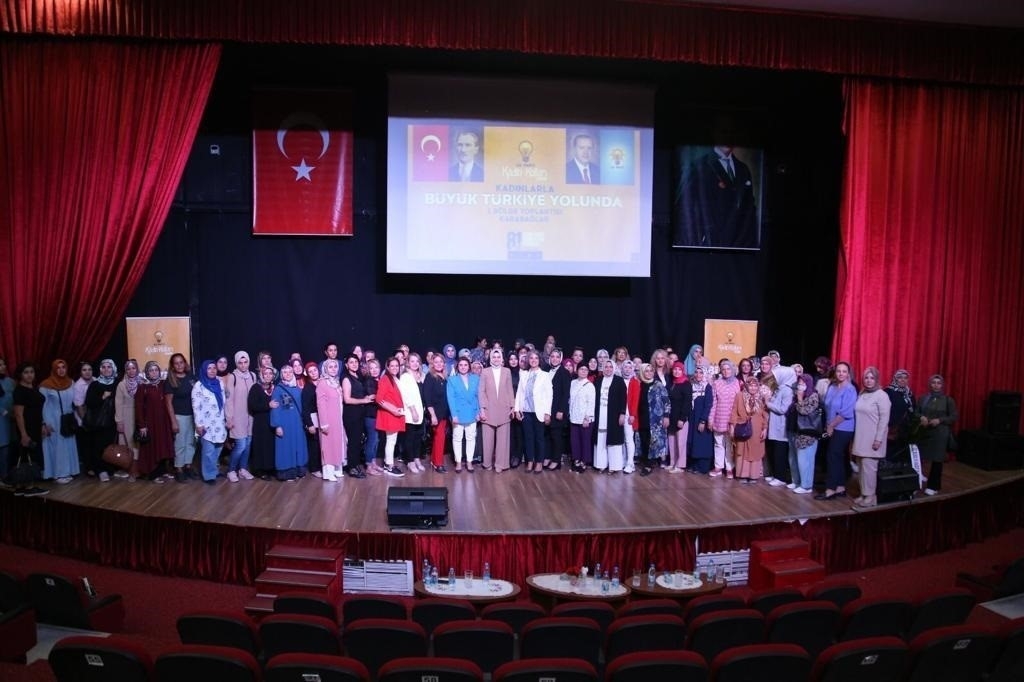 AK Parti İzmir Kadın Kolları’ndan ‘Kadın Girişimciliği Zirvesi’ buluşması
