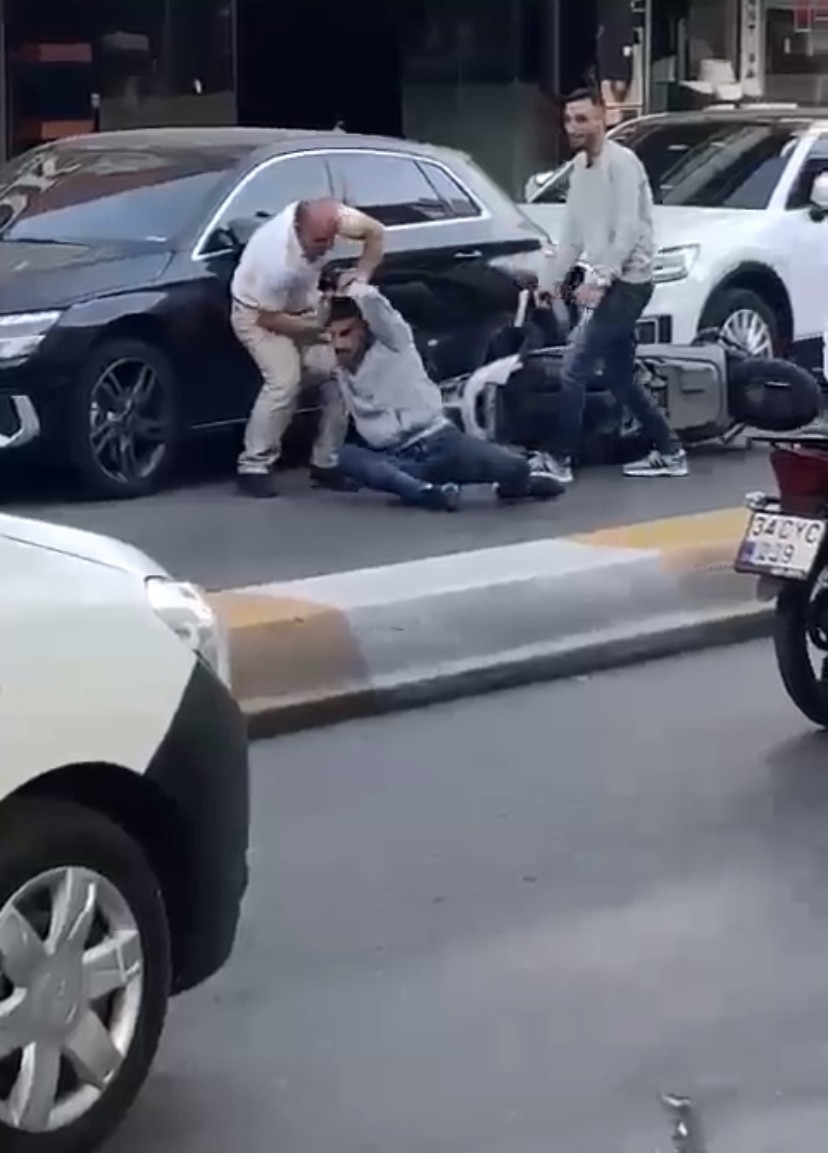 (Özel) İstanbul’da cadde ortasında silahlı çatışma kamerada: 2 yaralı, 3 gözaltı
