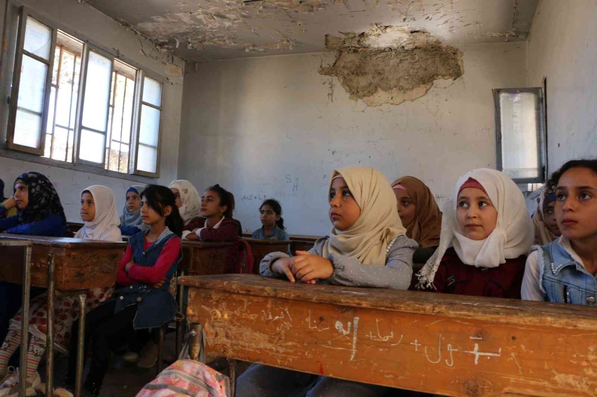 Suriye’nin kuzeydoğusundaki öğrenciler savaşın gölgesinde ders başı yaptı
