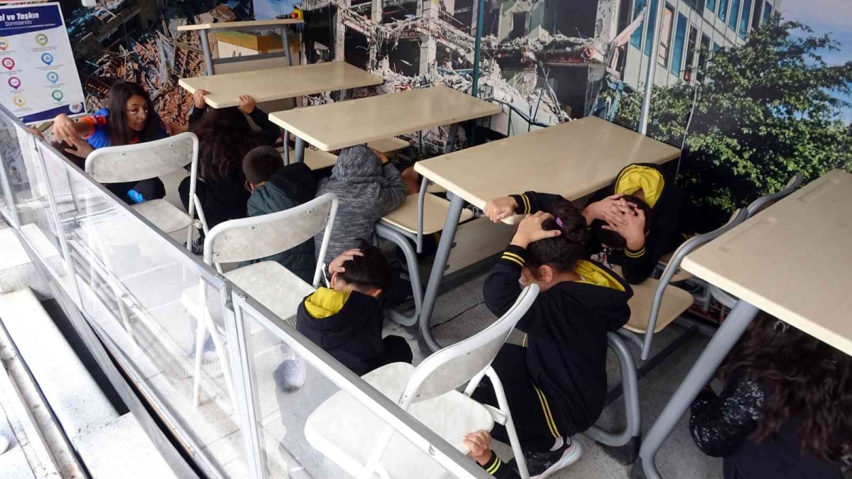 Öğrenciler deprem anını simülasyon tırında yaşadı
