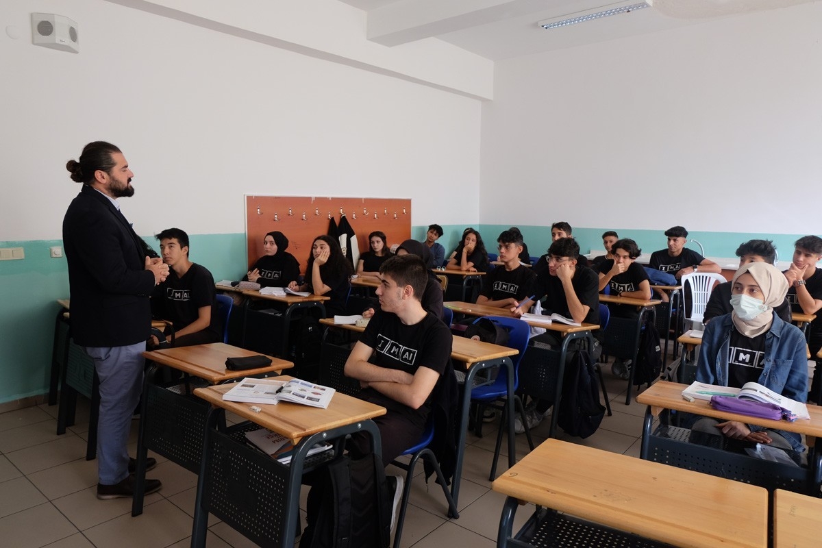 Zeytinburnu’nda 4 bin lise öğrencisine ücretsiz eğitim desteği
