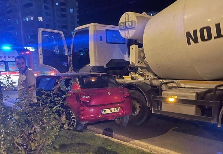 Beton mikseri ile otomobil çarpıştı: 1 yaralı

