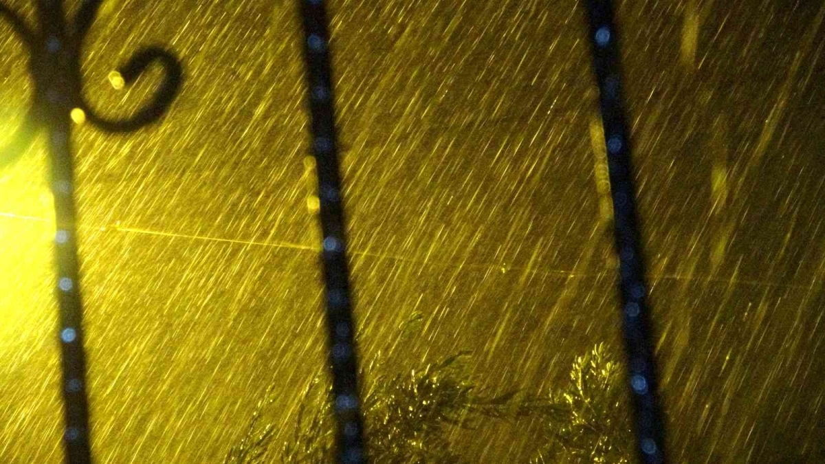 Osmaniye’de gök gürültülü sağanak yağış etkili oluyor
