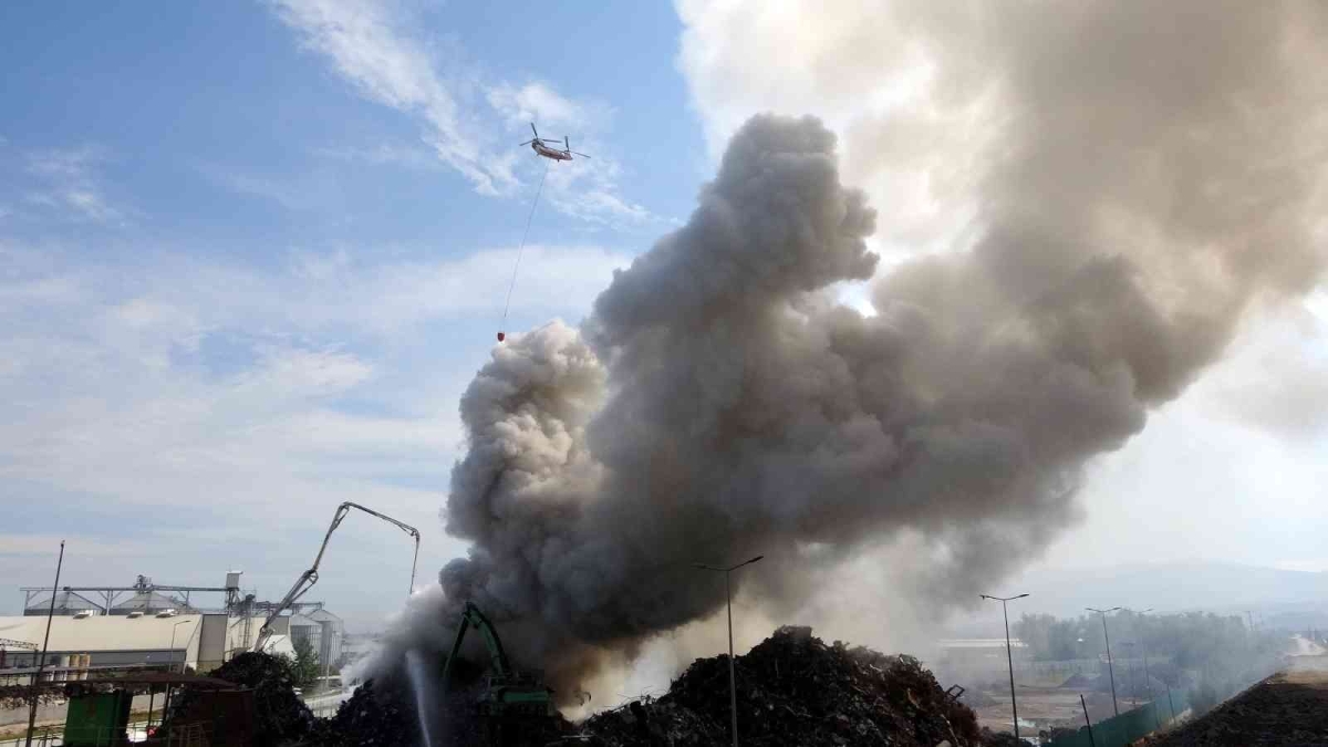 Geri dönüşüm tesisinde çıkan yangına helikopterle müdahale edildi
