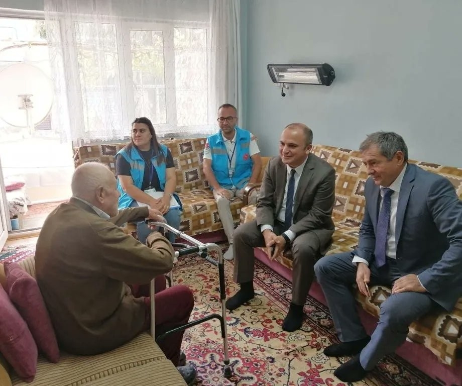 Sağlık Müdürü Akdağ, evde bakım hizmeti alan vatandaşları ziyaret etti
